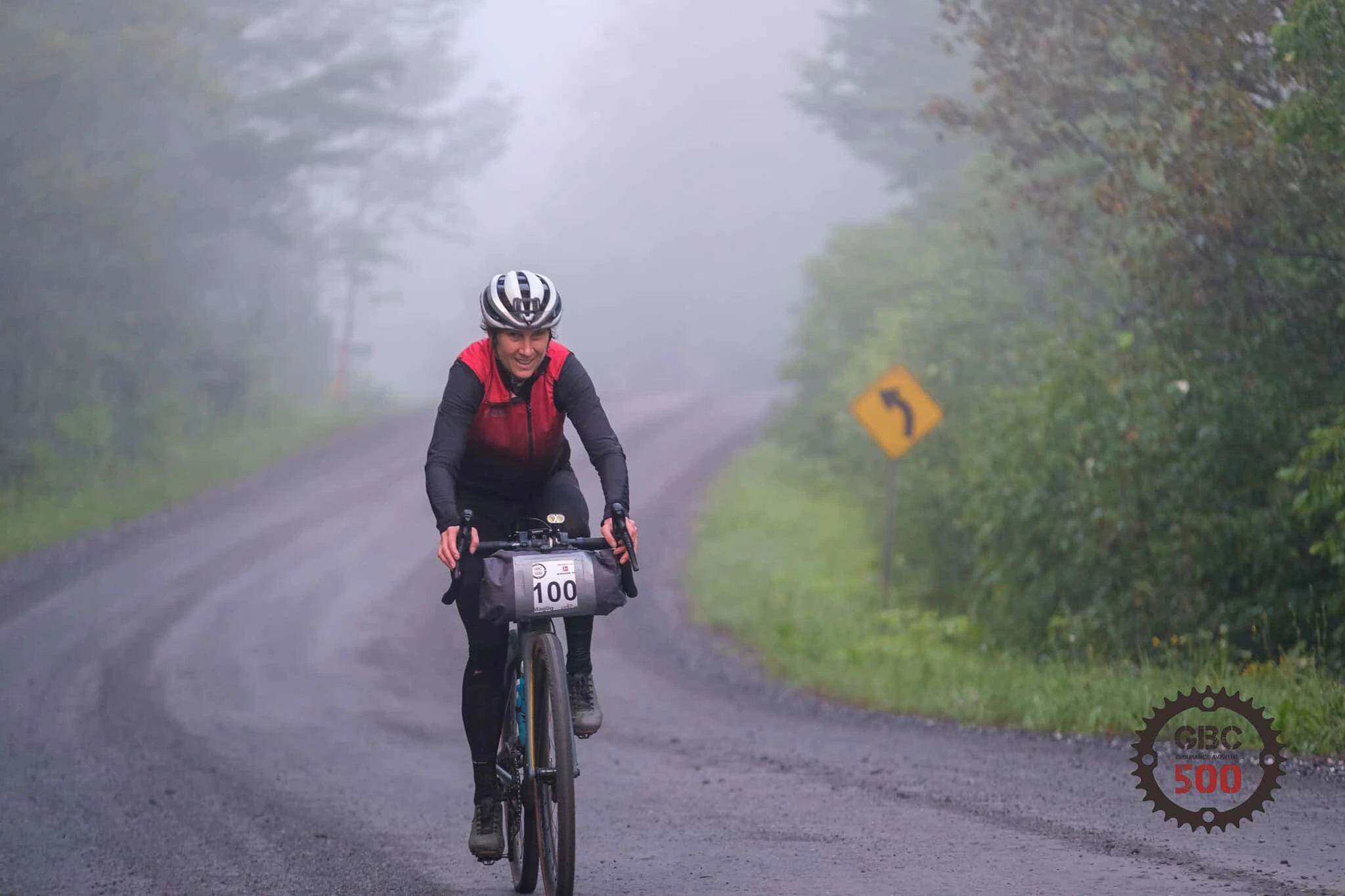 Peloton de gravel bikepacking sur piste ensoleillée