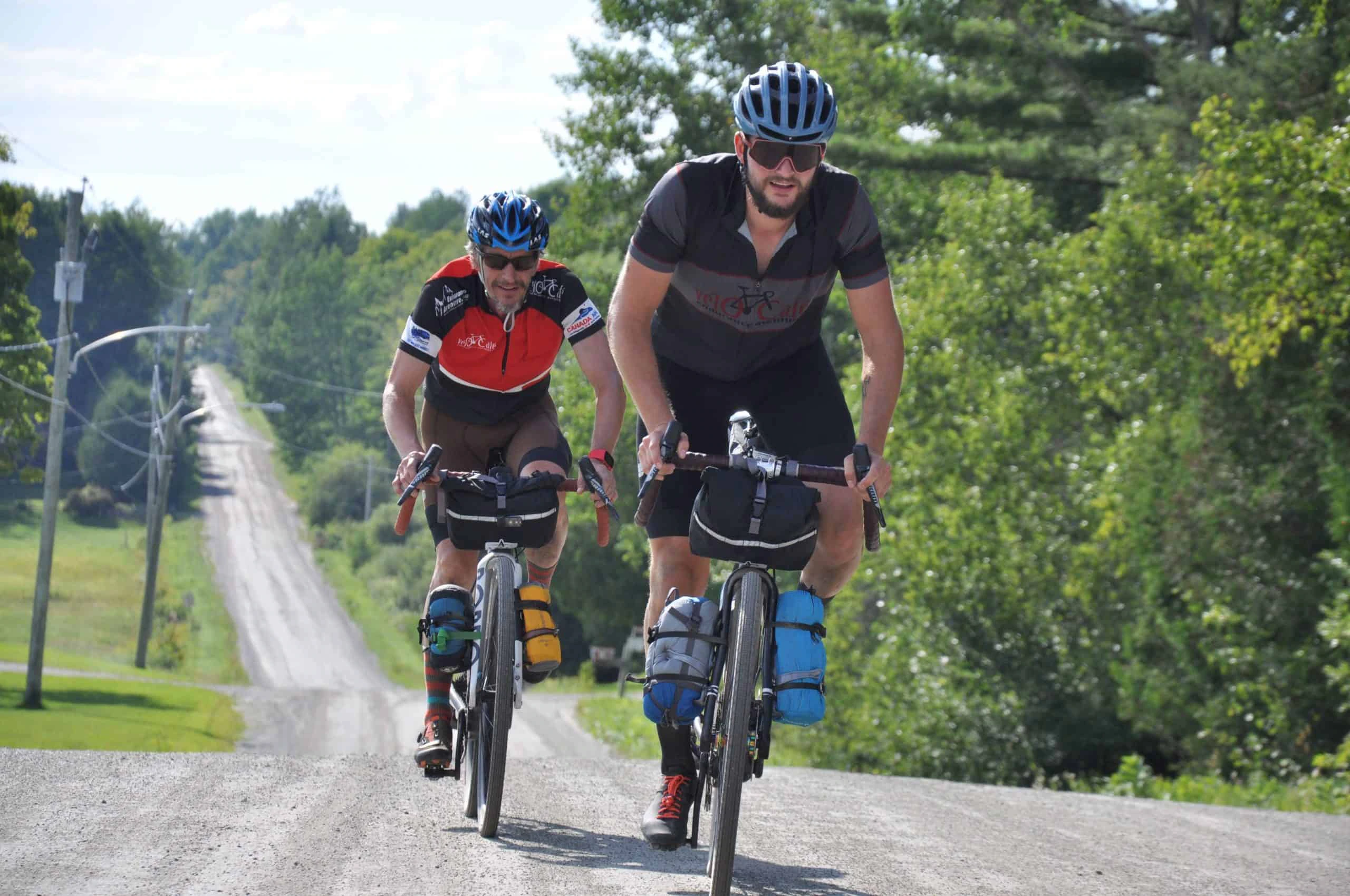 Cyclistes de gravel profitant des grands espaces québécois