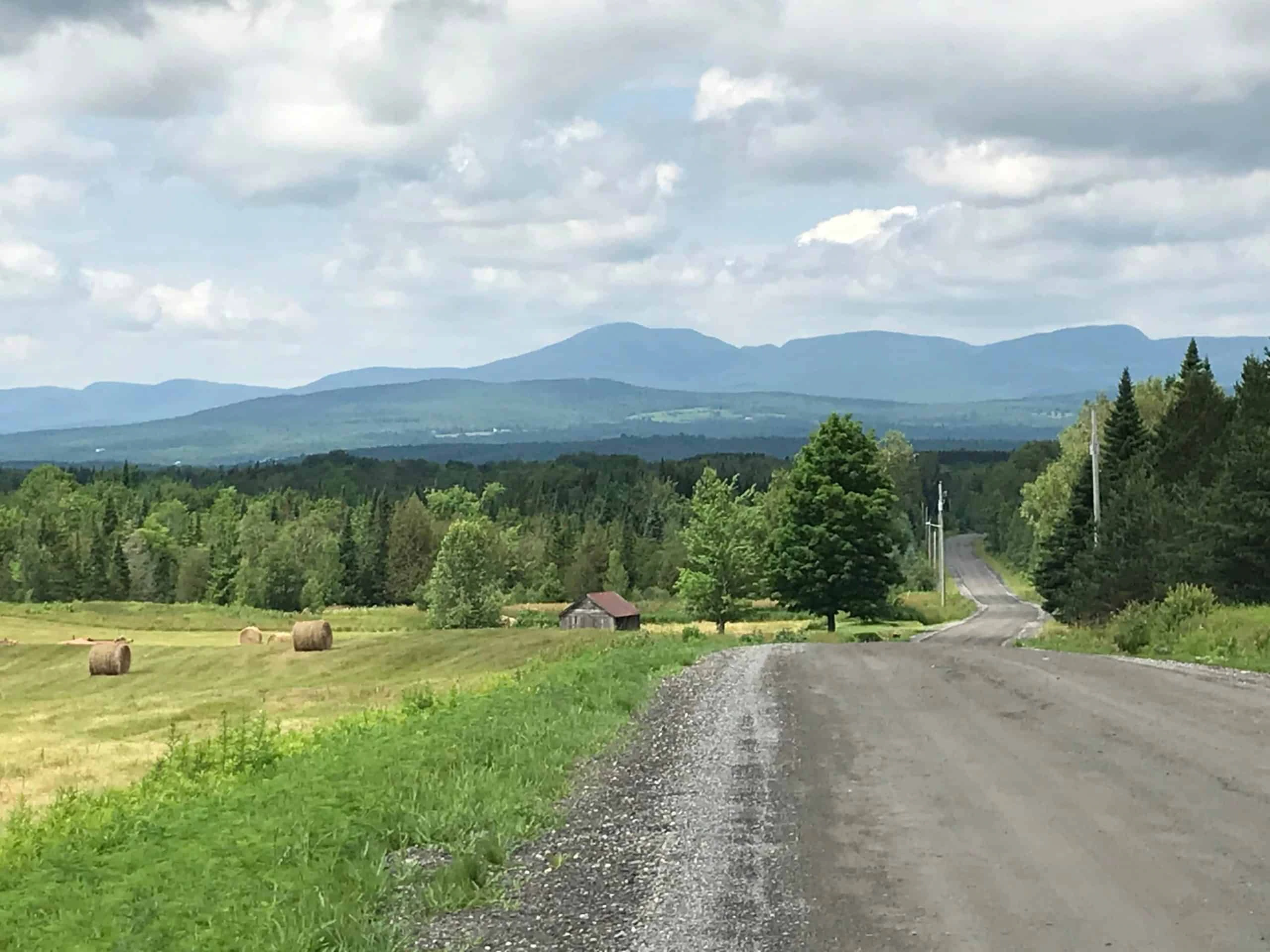 Cycliste de gravel en action sur les chemins des Cantons-de-l'Est